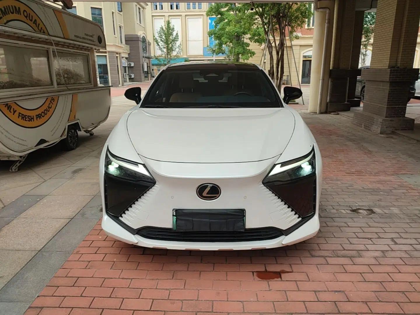 Lexus RZ 2023 450e All-Wheel Drive Luxury Edition — миниатюра 2