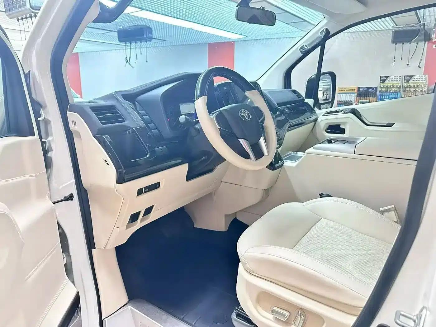 2021 HIACE 3.5L Middle East Edition — миниатюра 2