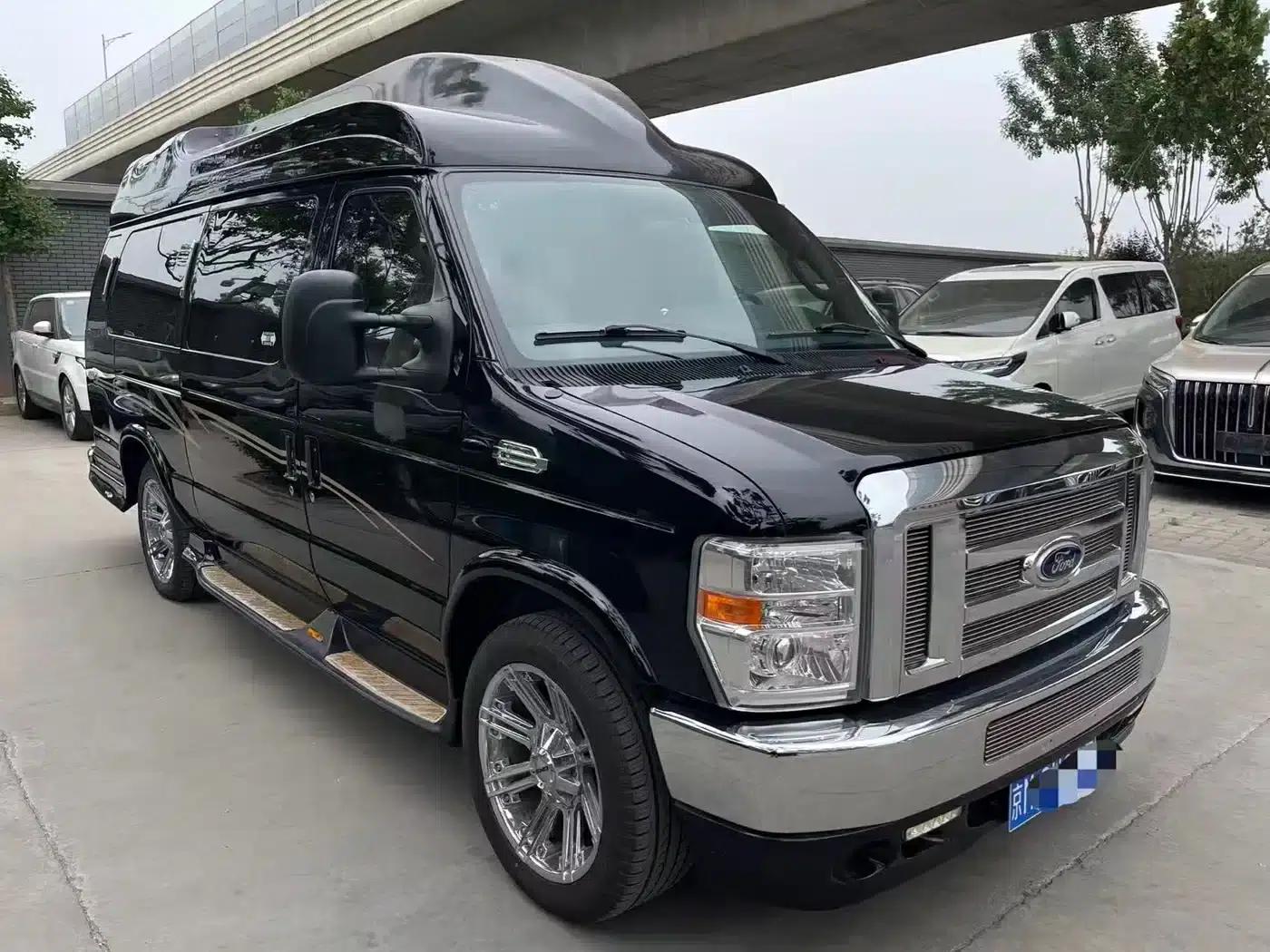 Ford E350 2011 5.4L Platinum Limited Edition — миниатюра 1