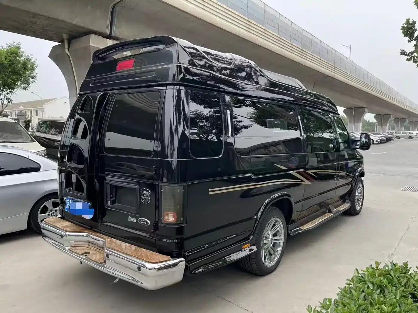 Ford E350 2011 5.4L Platinum Limited Edition — миниатюра 3