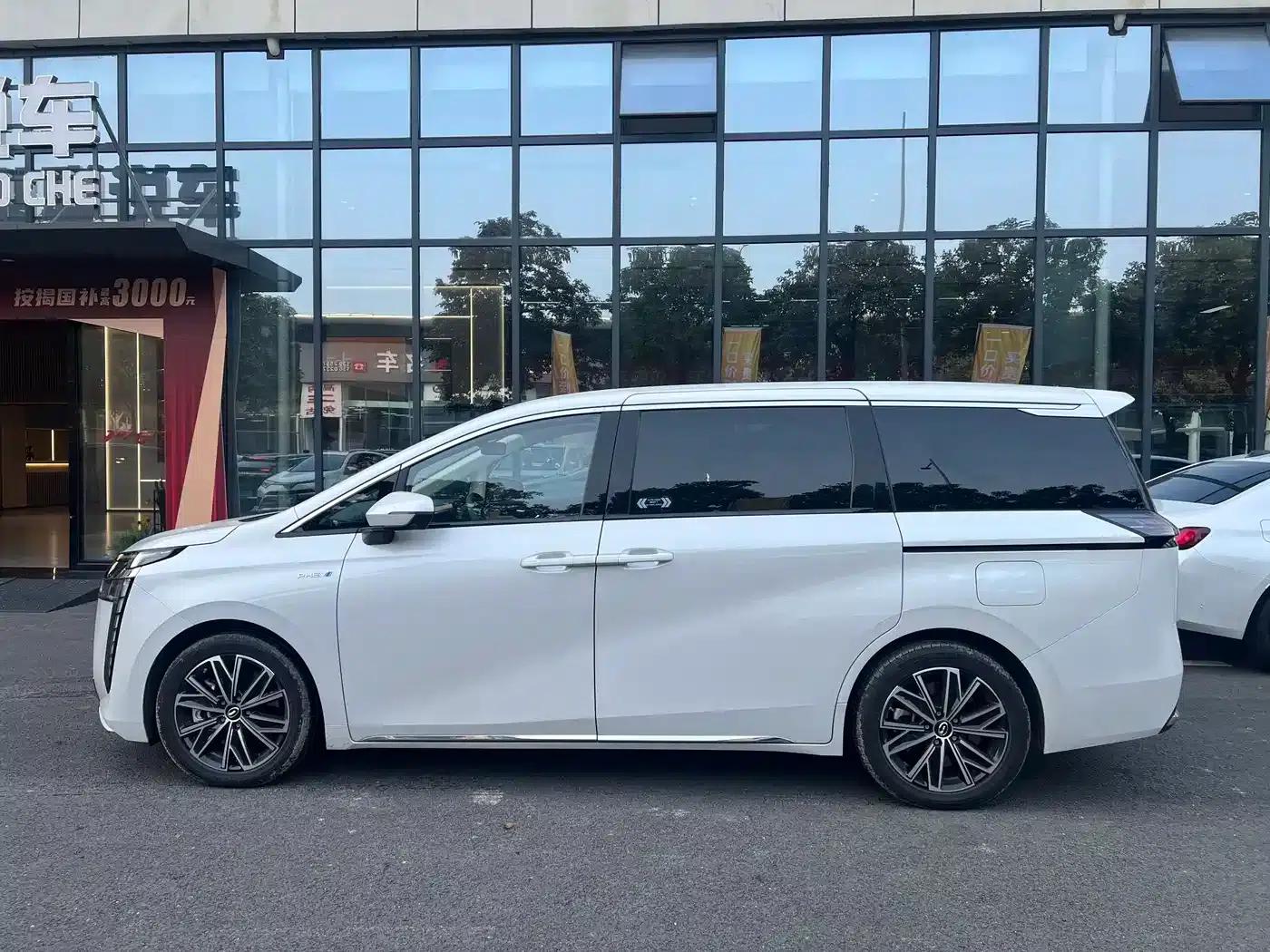 Trumpchi E8 PHEV 2024 Model 150km Dragon Glory Edition — миниатюра 3