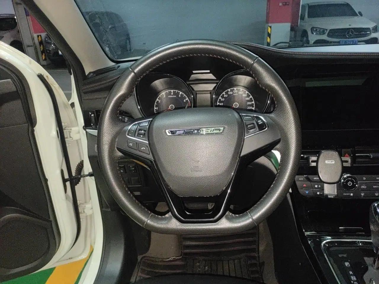 Venucia T70 2018 2.0L CVT Smart Enjoyment Version — миниатюра 11