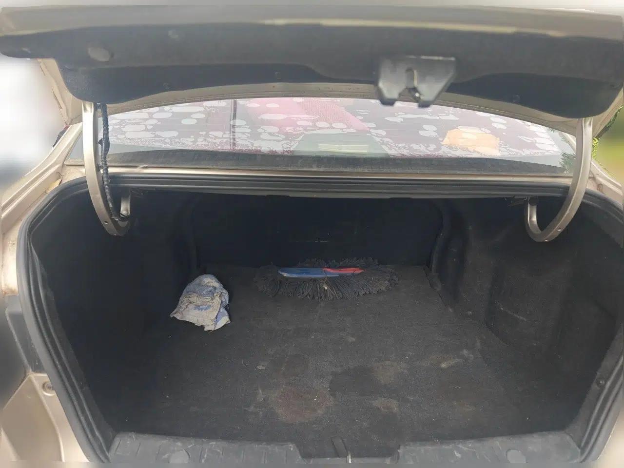 Roewe 350 2015 1.5L Manual Luxury Sunroof Edition — миниатюра 20