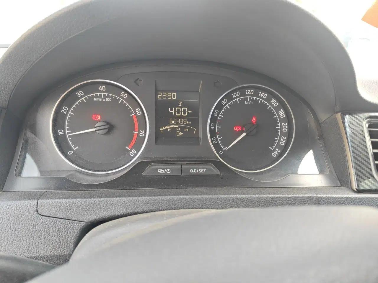 Skoda Rapid Spaceback 2014 1.6L Manual Enjoyment Edition — миниатюра 12
