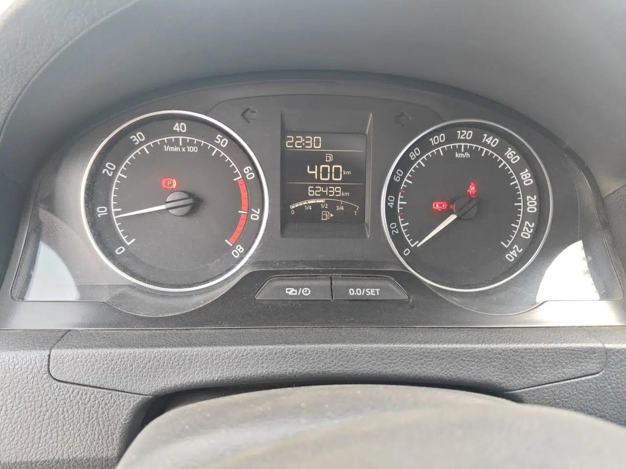 Skoda Rapid Spaceback 2014 1.6L Manual Enjoyment Edition — миниатюра 13