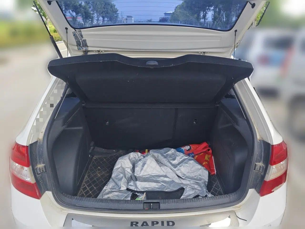 Skoda Rapid Spaceback 2014 1.6L Manual Enjoyment Edition — миниатюра 20