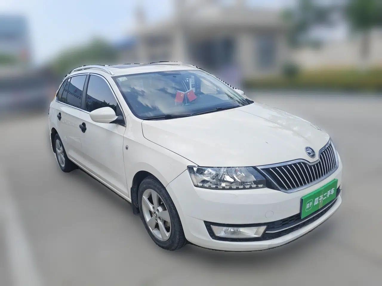 Skoda Rapid Spaceback 2014 1.6L Manual Enjoyment Edition — миниатюра 3