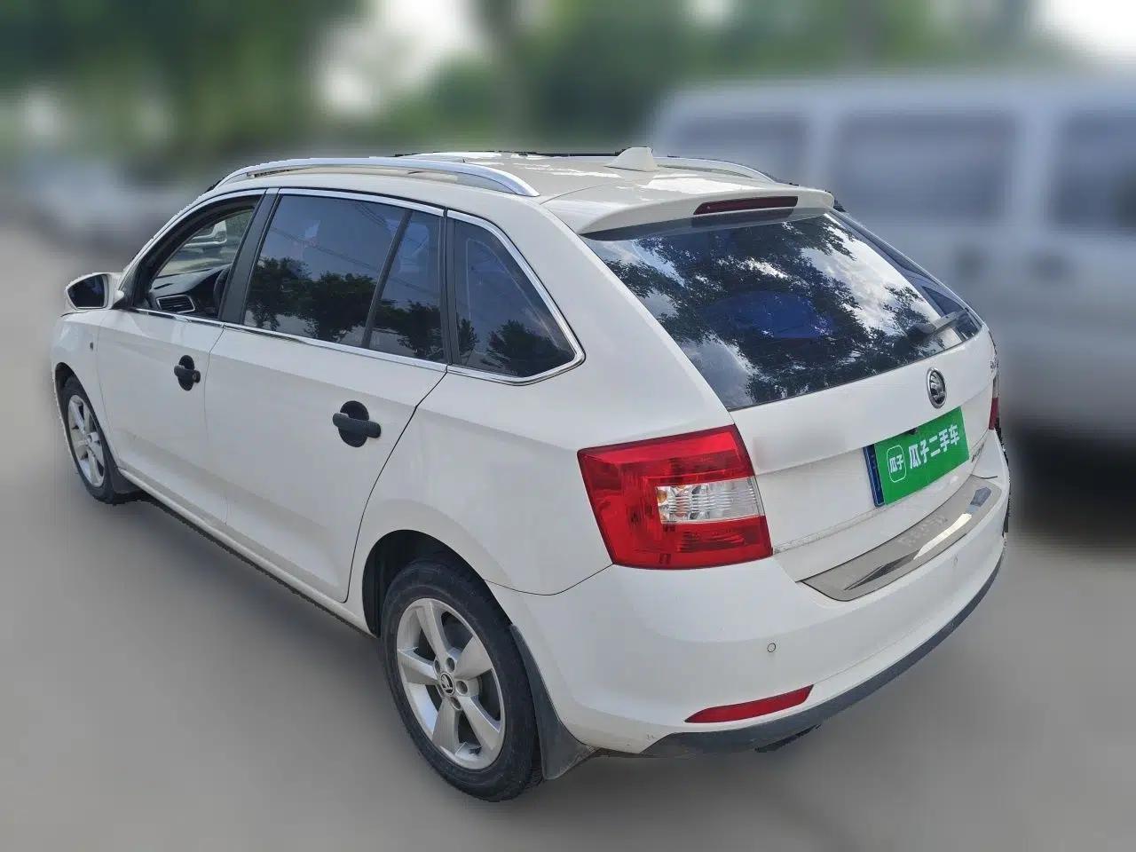 Skoda Rapid Spaceback 2014 1.6L Manual Enjoyment Edition — миниатюра 4