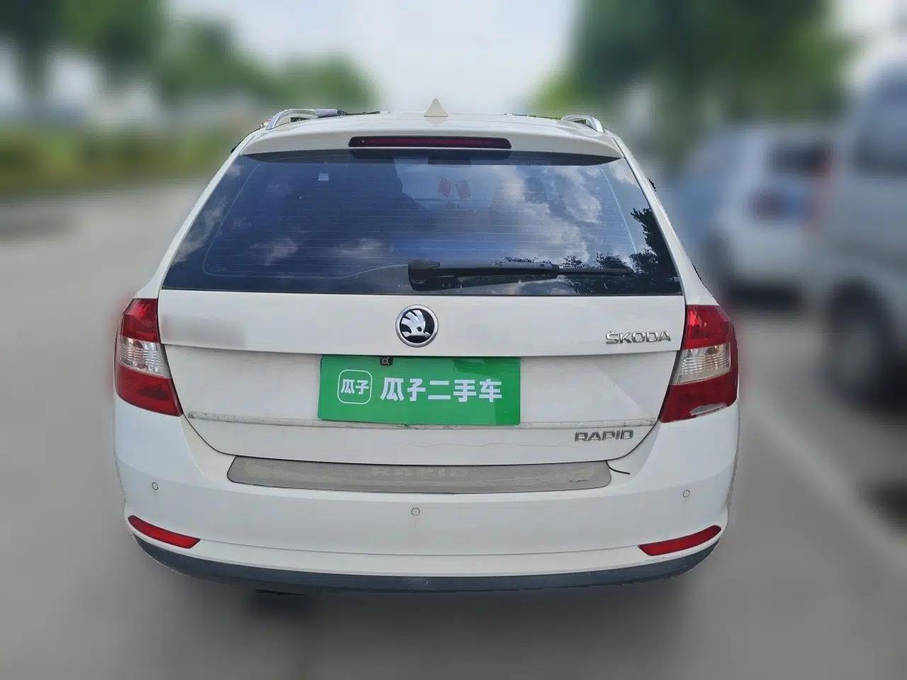 Skoda Rapid Spaceback 2014 1.6L Manual Enjoyment Edition — миниатюра 5