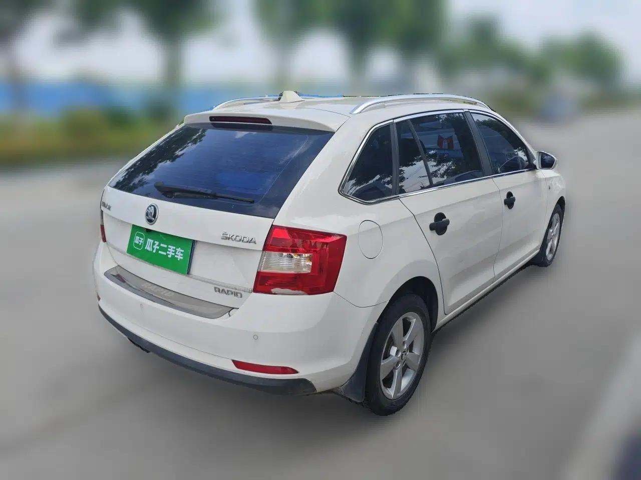 Skoda Rapid Spaceback 2014 1.6L Manual Enjoyment Edition — миниатюра 6