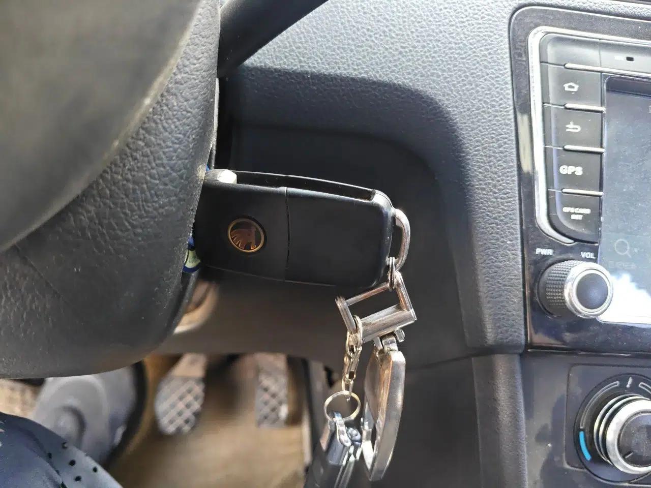 Skoda Rapid Spaceback 2014 1.6L Manual Enjoyment Edition — миниатюра 9
