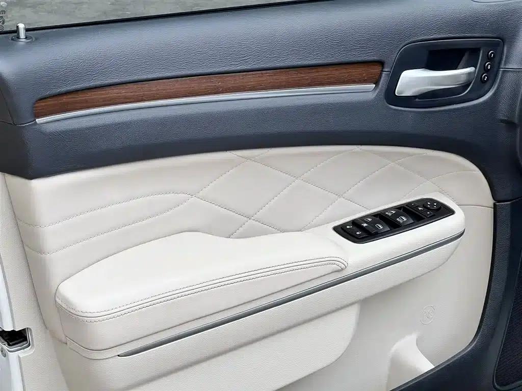 2016 Chrysler 300C Imported Model 3.0L Super Edition — миниатюра 11