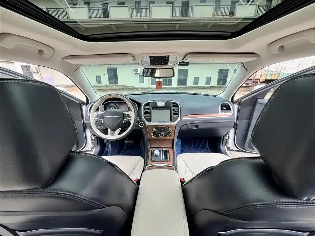2016 Chrysler 300C Imported Model 3.0L Super Edition — миниатюра 16