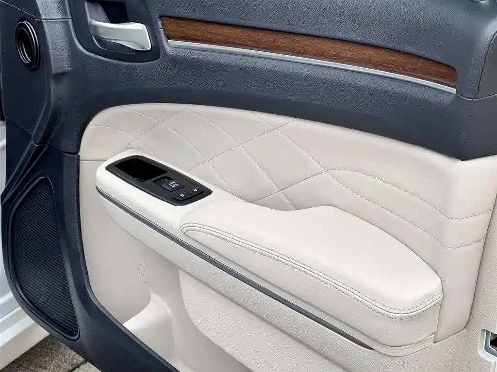 2016 Chrysler 300C Imported Model 3.0L Super Edition — миниатюра 19