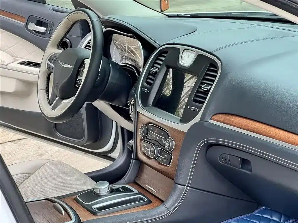 2016 Chrysler 300C Imported Model 3.0L Super Edition — миниатюра 21