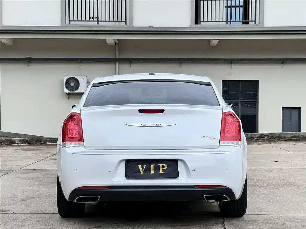2016 Chrysler 300C Imported Model 3.0L Super Edition — миниатюра 5