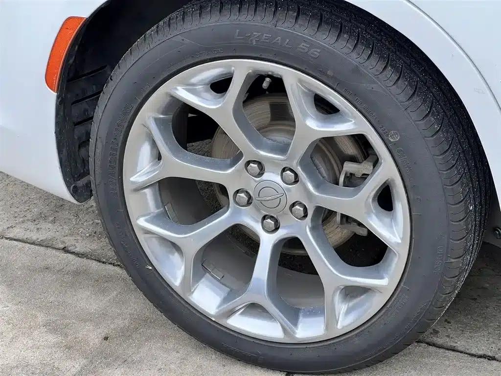 2016 Chrysler 300C Imported Model 3.0L Super Edition — миниатюра 8