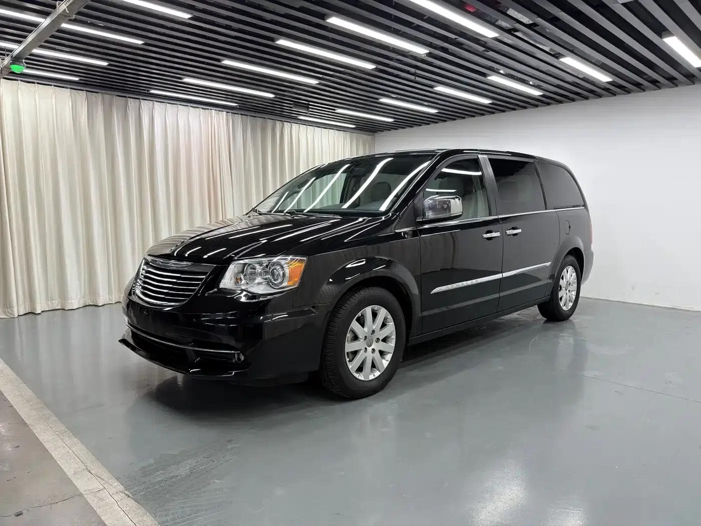2013 Imported Grand Voyager 3.6L Luxury Edition — миниатюра 1