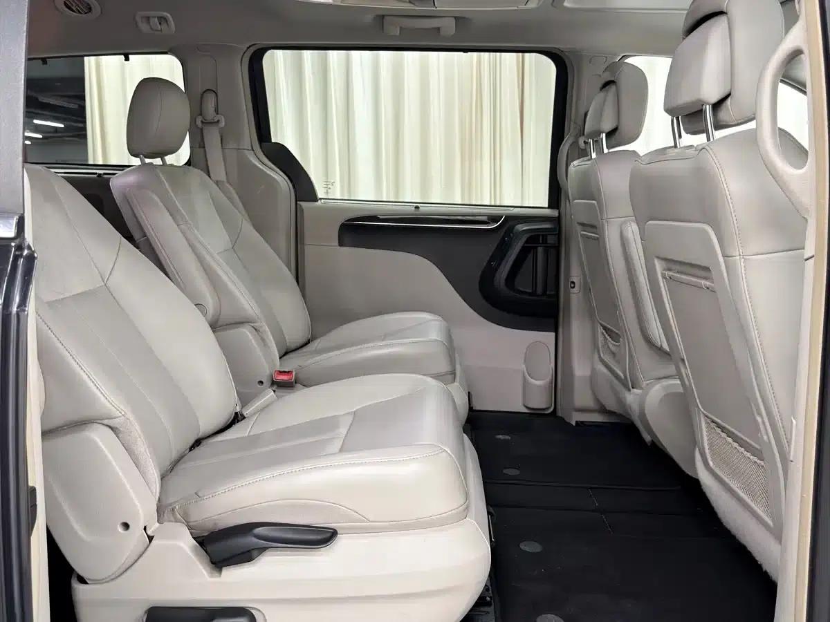 2013 Imported Grand Voyager 3.6L Luxury Edition — миниатюра 11