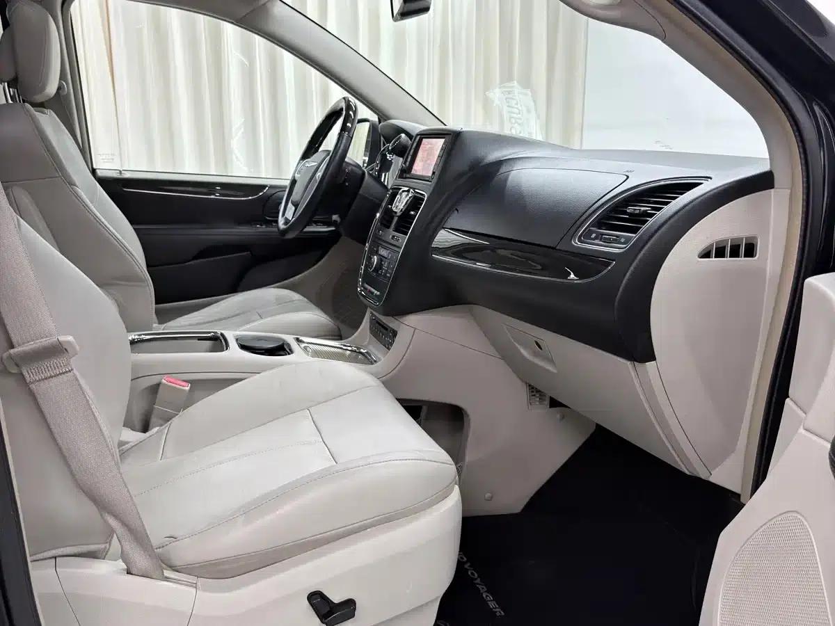2013 Imported Grand Voyager 3.6L Luxury Edition — миниатюра 12