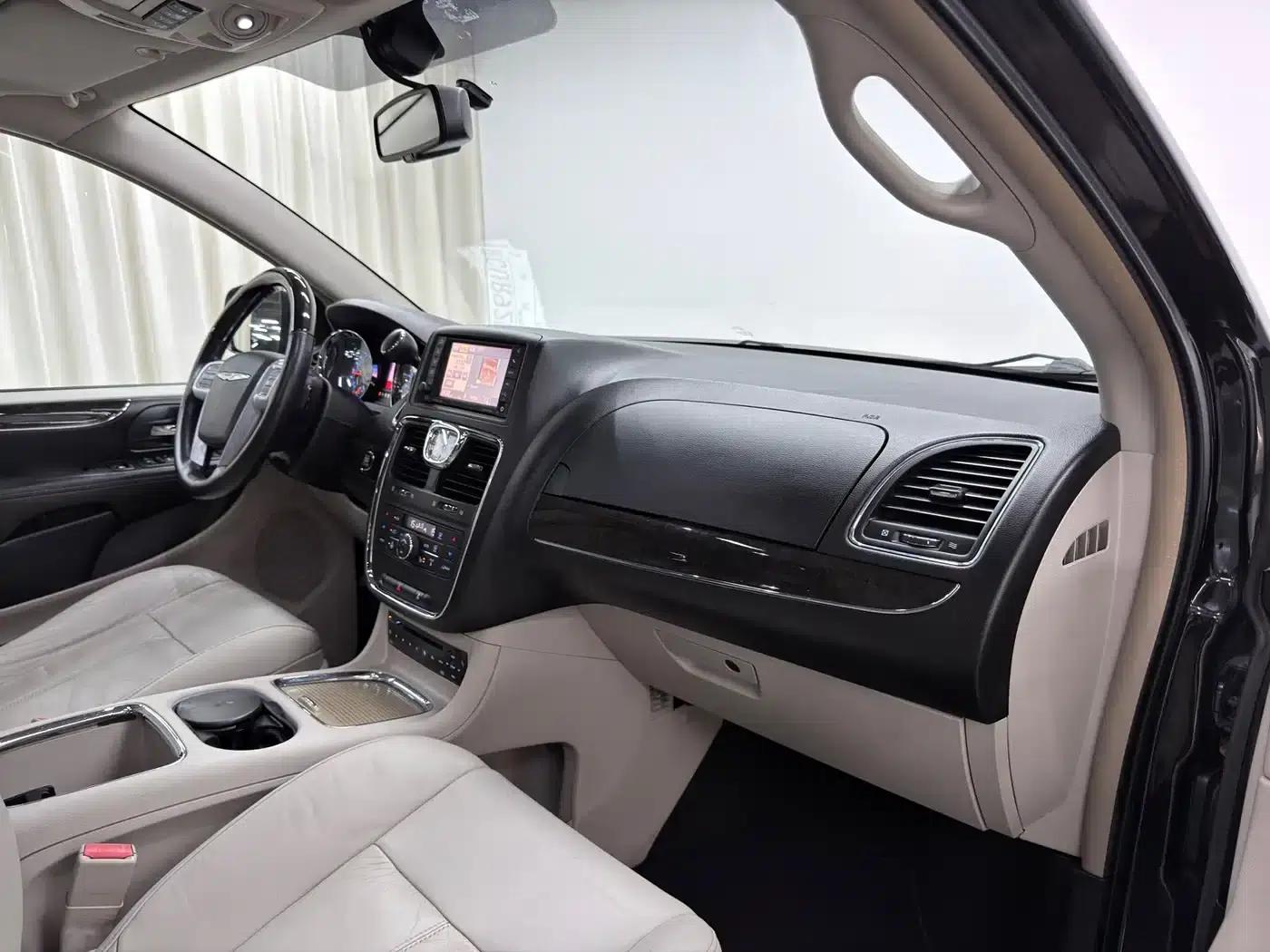 2013 Imported Grand Voyager 3.6L Luxury Edition — миниатюра 13