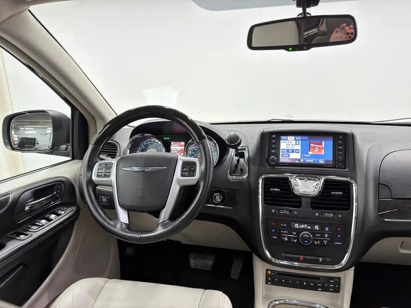 2013 Imported Grand Voyager 3.6L Luxury Edition — миниатюра 14