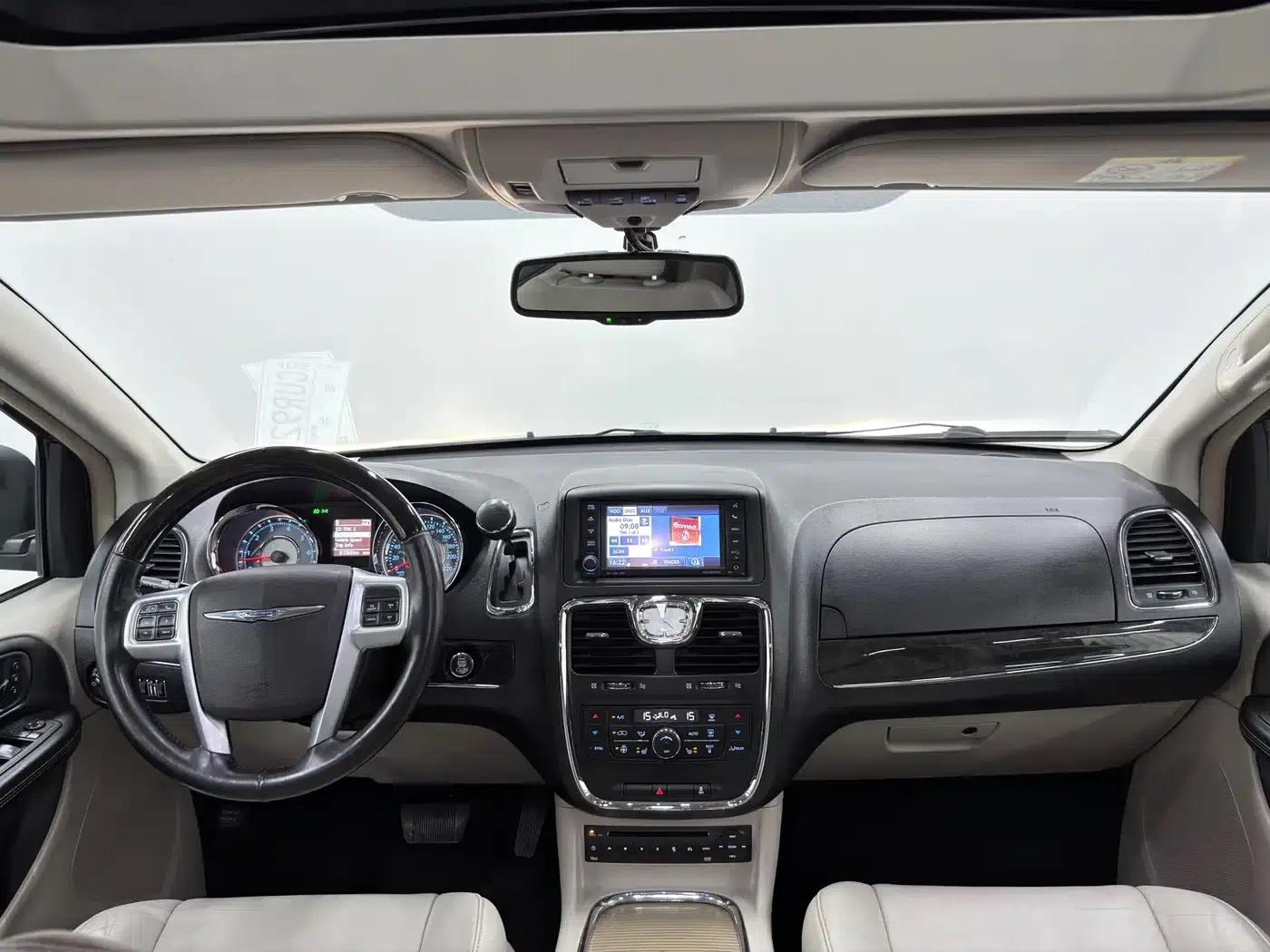 2013 Imported Grand Voyager 3.6L Luxury Edition — миниатюра 15