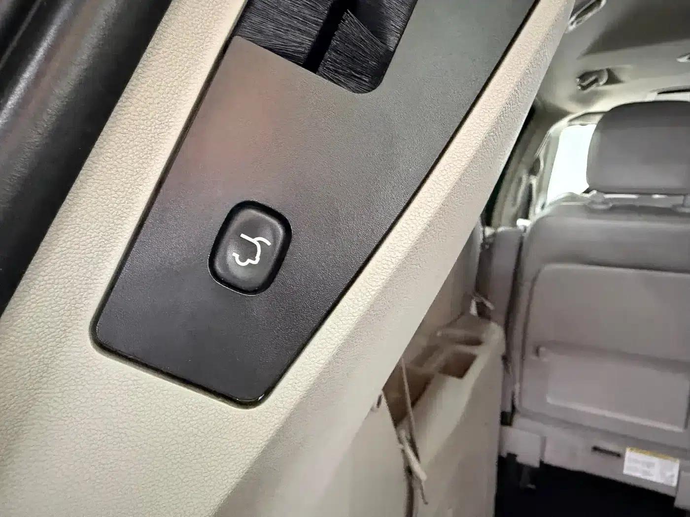 2013 Imported Grand Voyager 3.6L Luxury Edition — миниатюра 18