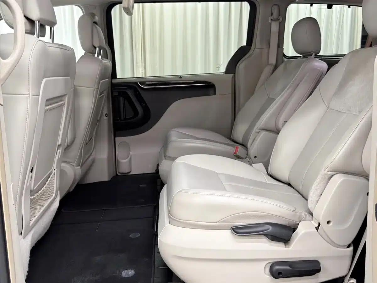 2013 Imported Grand Voyager 3.6L Luxury Edition — миниатюра 19