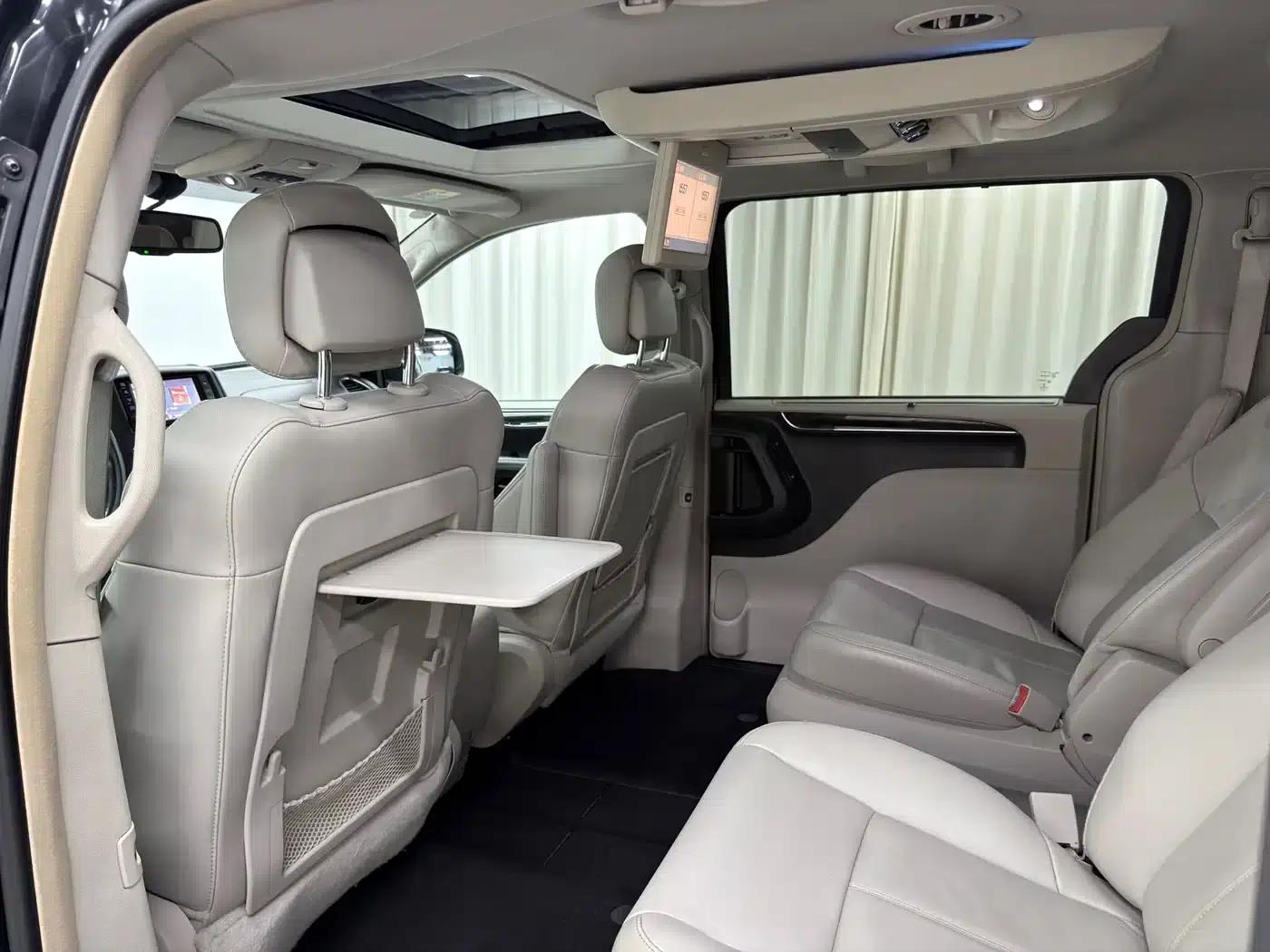 2013 Imported Grand Voyager 3.6L Luxury Edition — миниатюра 20