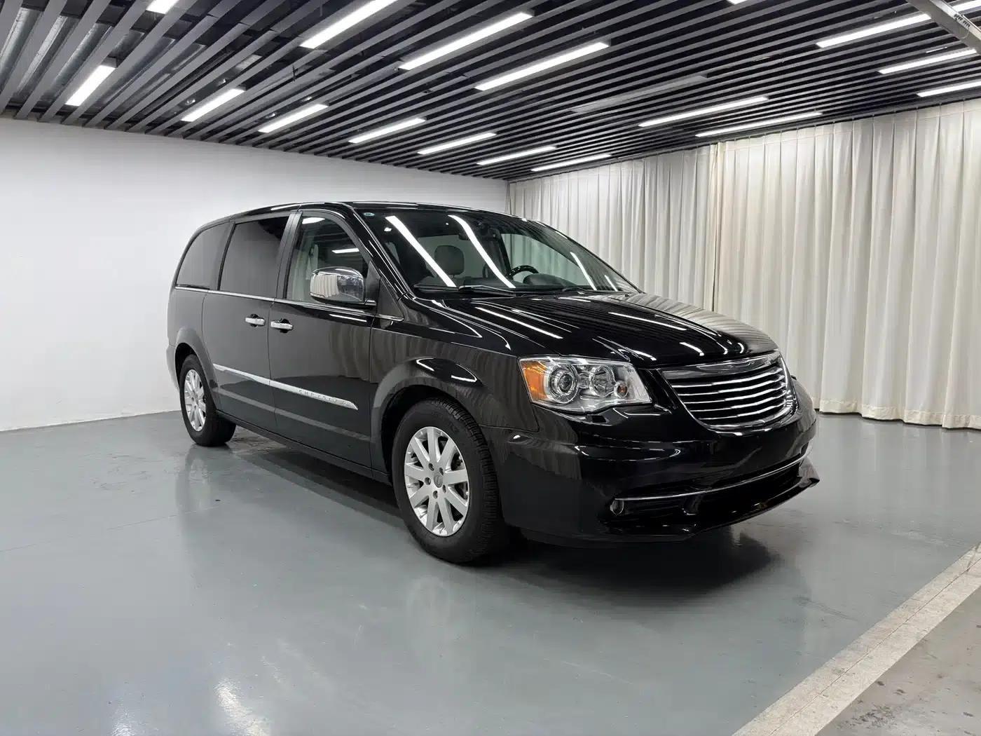 2013 Imported Grand Voyager 3.6L Luxury Edition — миниатюра 3