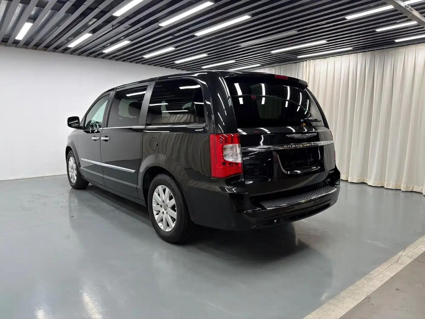 2013 Imported Grand Voyager 3.6L Luxury Edition — миниатюра 27
