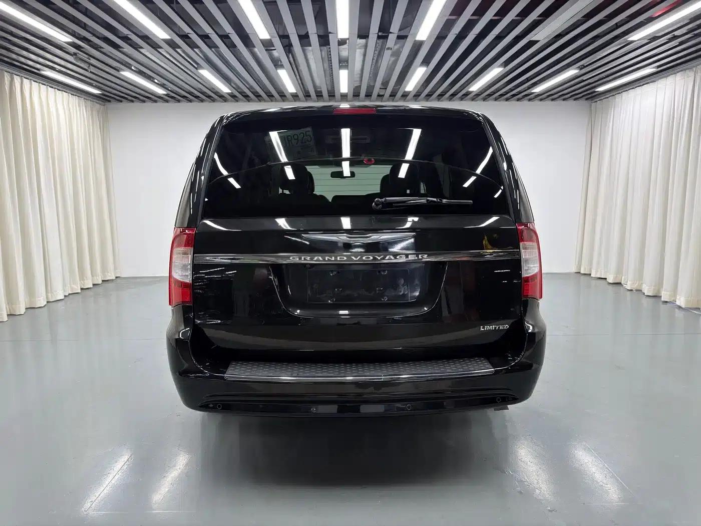 2013 Imported Grand Voyager 3.6L Luxury Edition — миниатюра 28