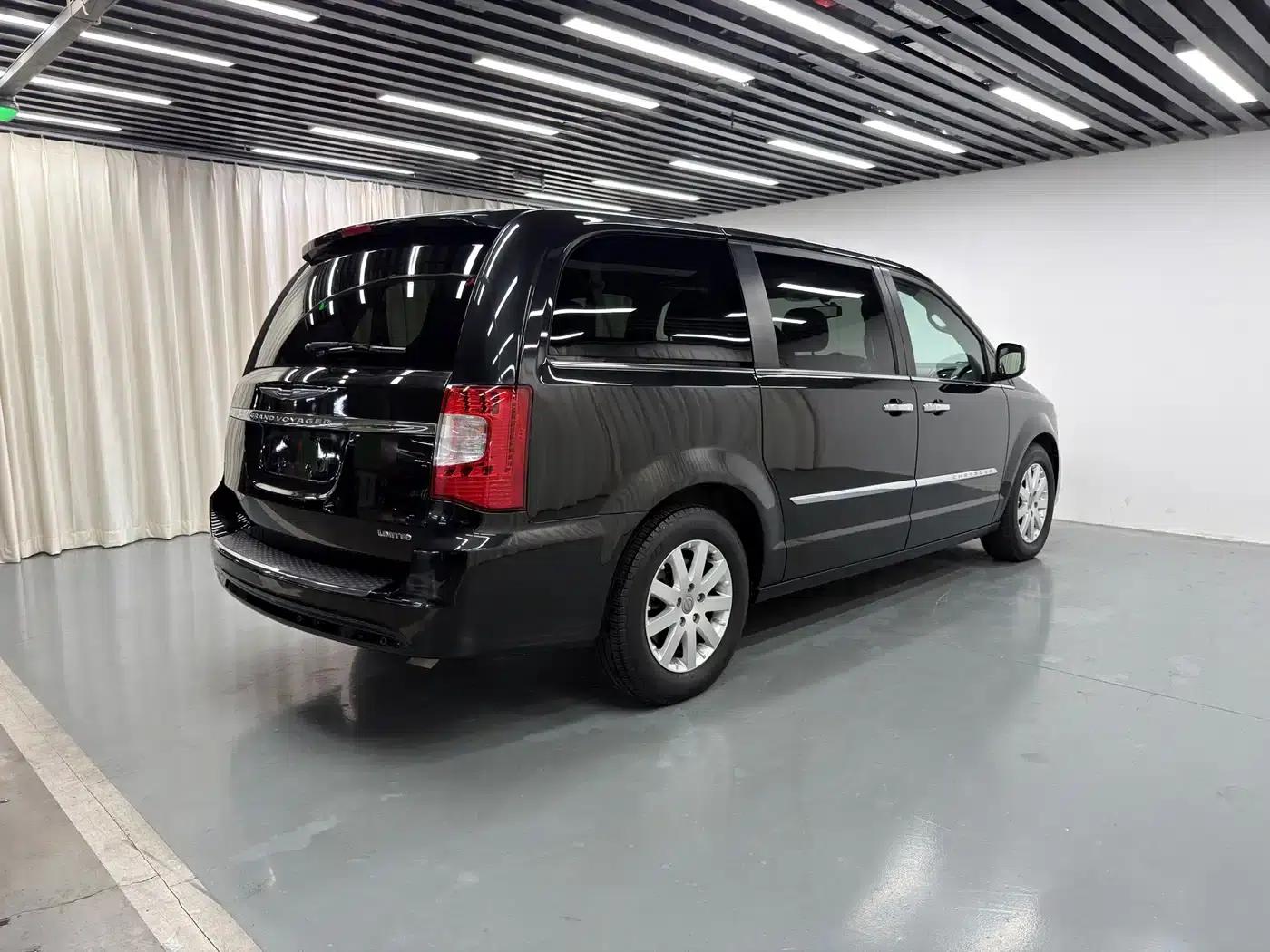 2013 Imported Grand Voyager 3.6L Luxury Edition — миниатюра 29
