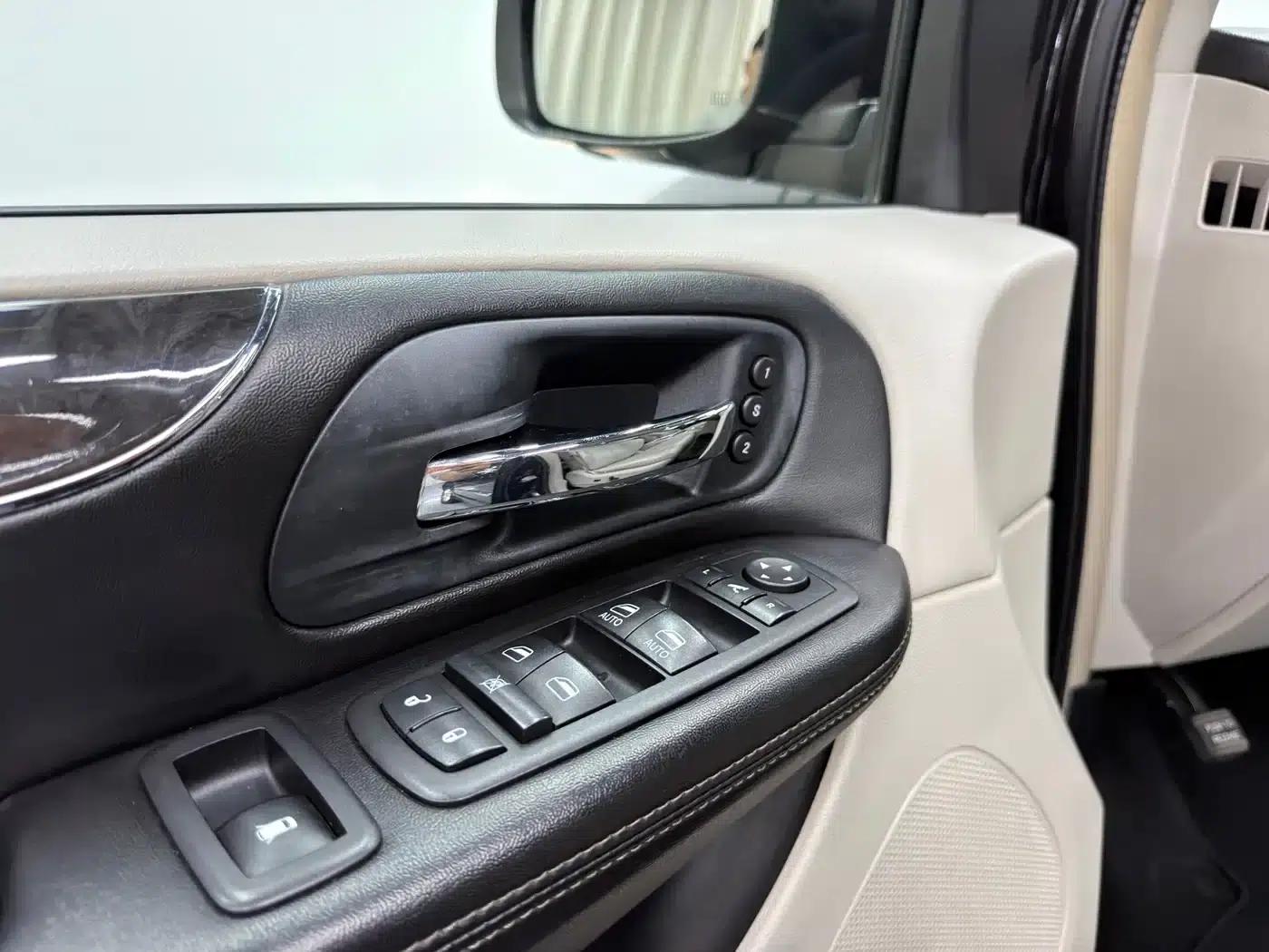 2013 Imported Grand Voyager 3.6L Luxury Edition — миниатюра 5