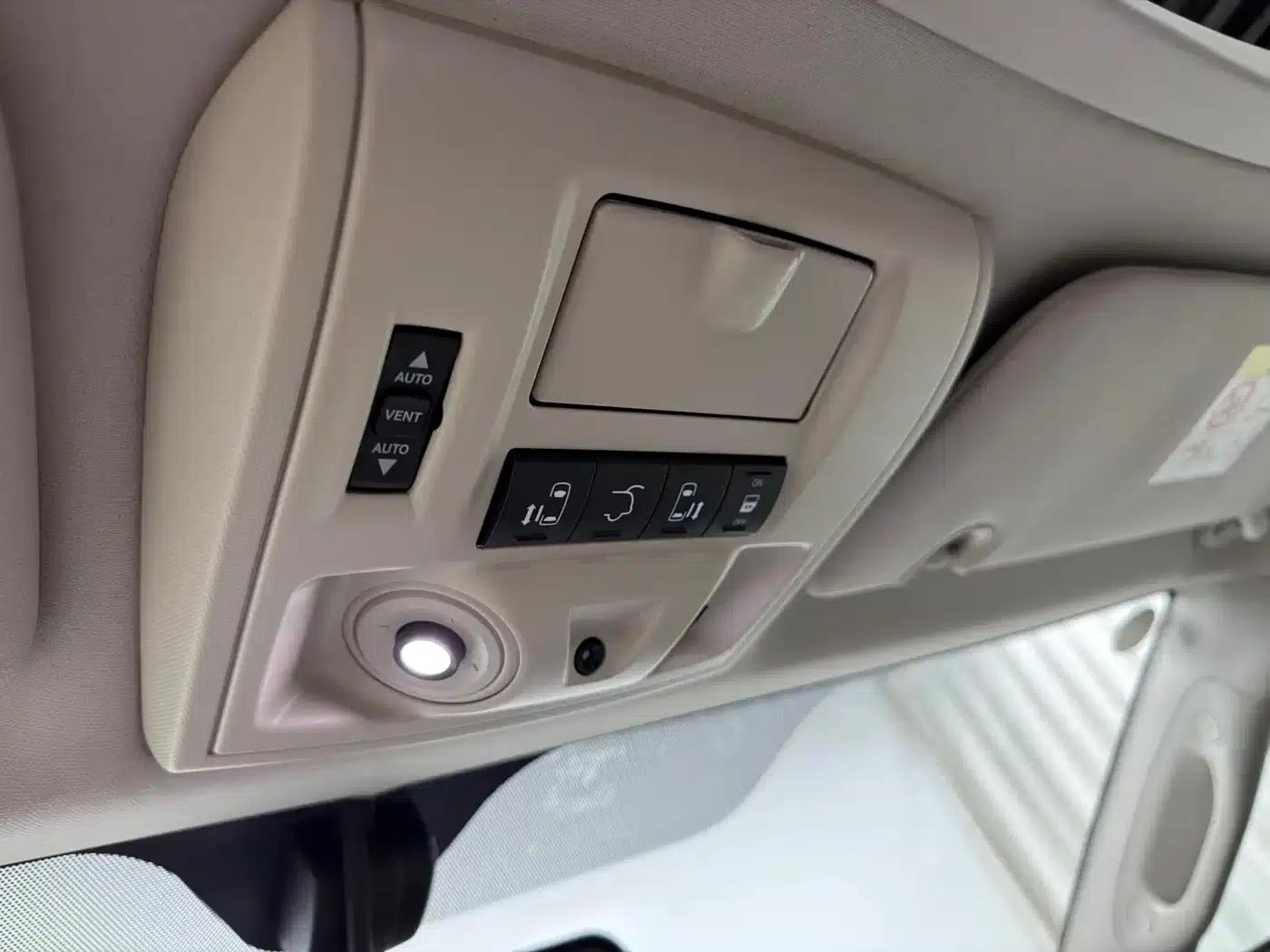 2013 Imported Grand Voyager 3.6L Luxury Edition — миниатюра 6