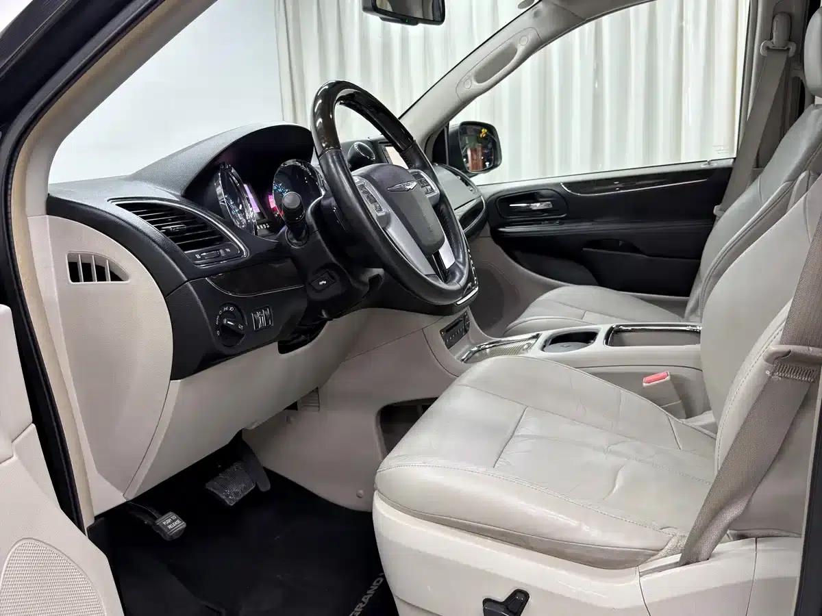 2013 Imported Grand Voyager 3.6L Luxury Edition — миниатюра 7