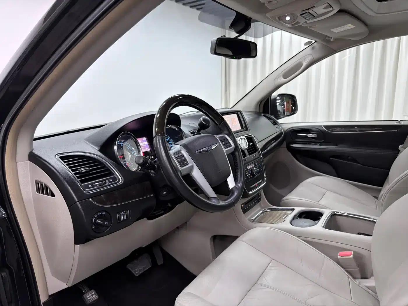 2013 Imported Grand Voyager 3.6L Luxury Edition — миниатюра 8