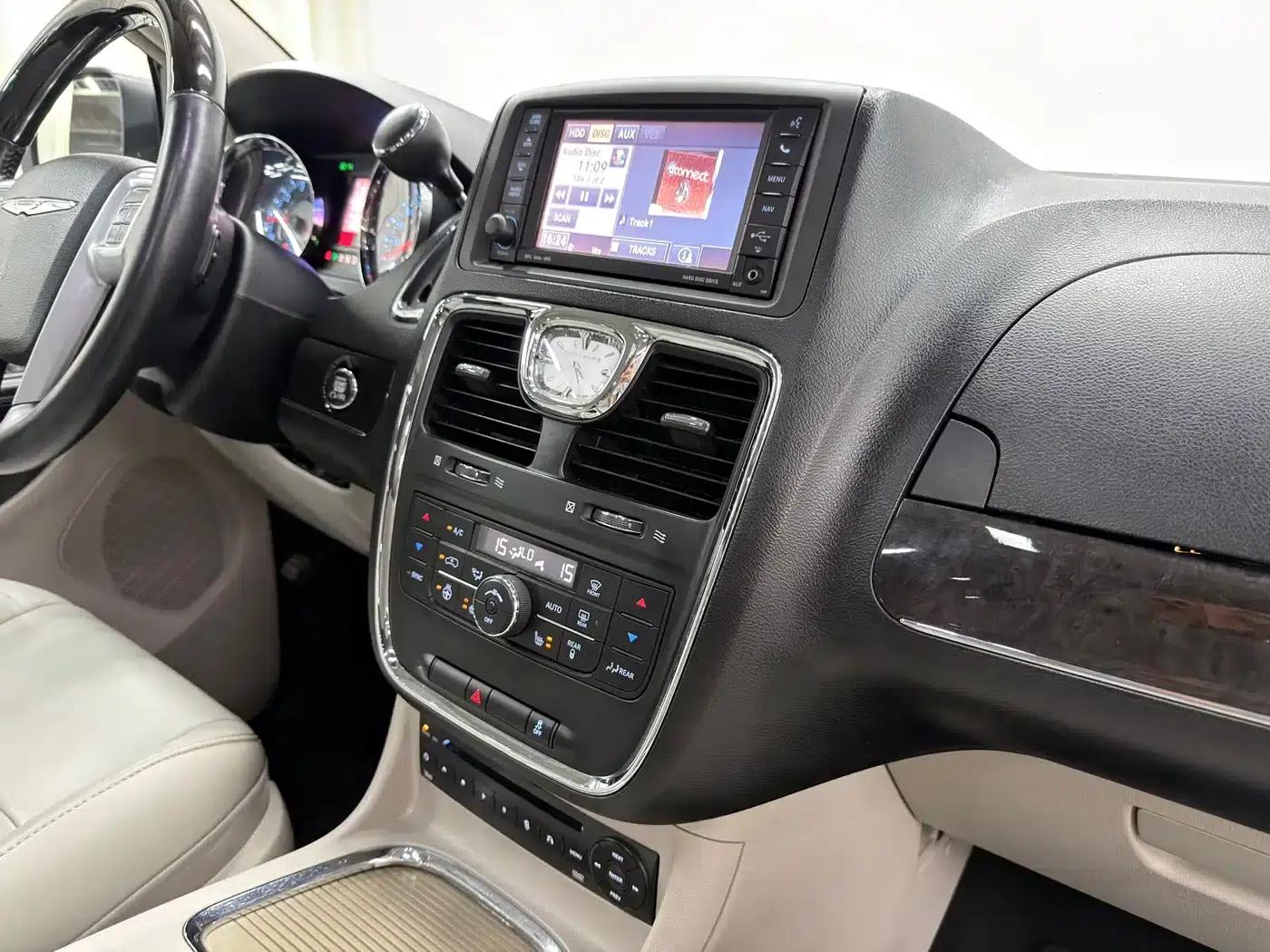 2013 Imported Grand Voyager 3.6L Luxury Edition — миниатюра 9