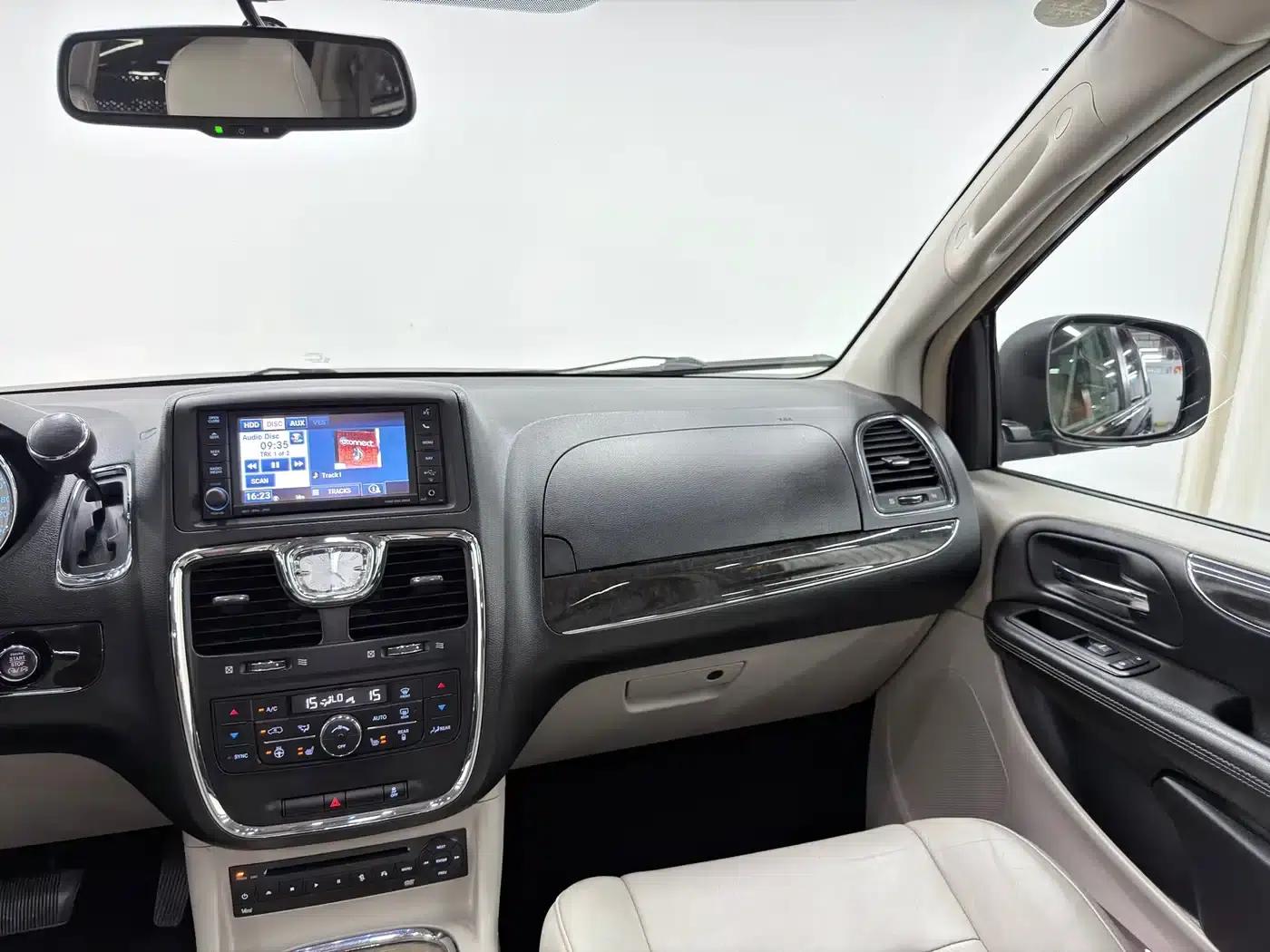 2013 Imported Grand Voyager 3.6L Luxury Edition — миниатюра 10