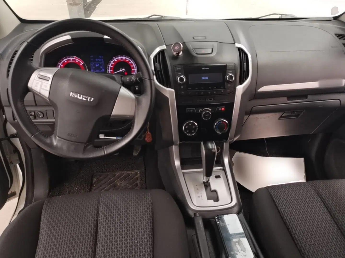 Isuzu mu-X 2017 2.5T Two-Wheel Drive Automatic Comfort Touring Version 7 Seats — миниатюра 13