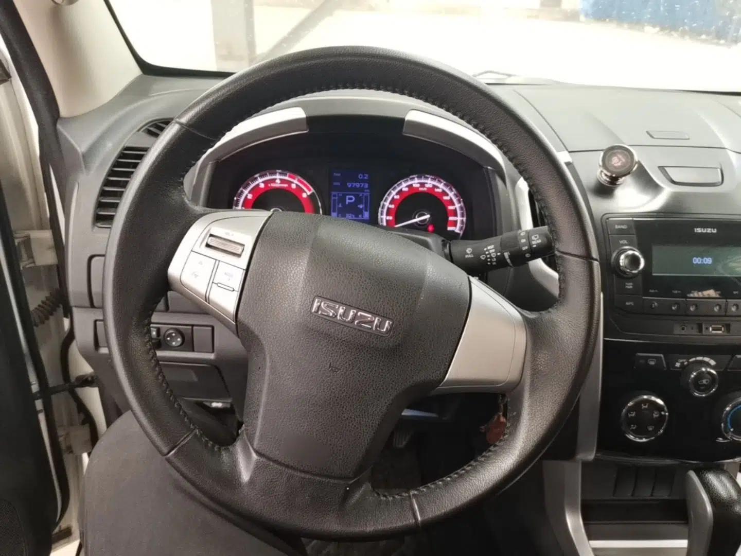 Isuzu mu-X 2017 2.5T Two-Wheel Drive Automatic Comfort Touring Version 7 Seats — миниатюра 14