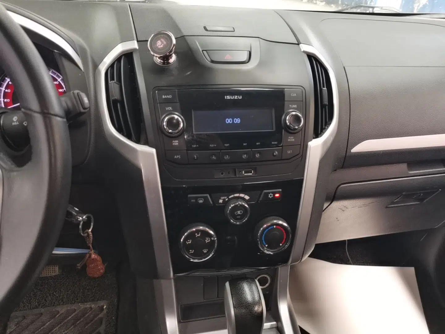 Isuzu mu-X 2017 2.5T Two-Wheel Drive Automatic Comfort Touring Version 7 Seats — миниатюра 16