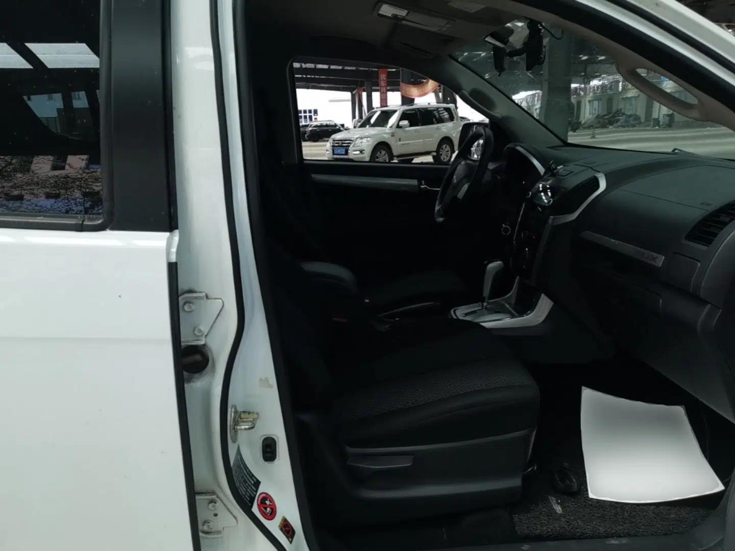 Isuzu mu-X 2017 2.5T Two-Wheel Drive Automatic Comfort Touring Version 7 Seats — миниатюра 23