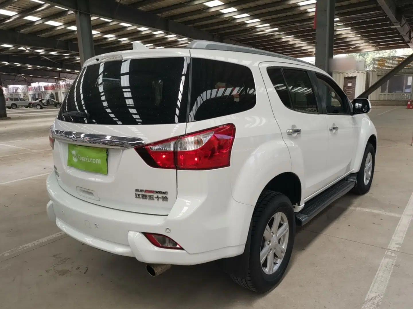 Isuzu mu-X 2017 2.5T Two-Wheel Drive Automatic Comfort Touring Version 7 Seats — миниатюра 6