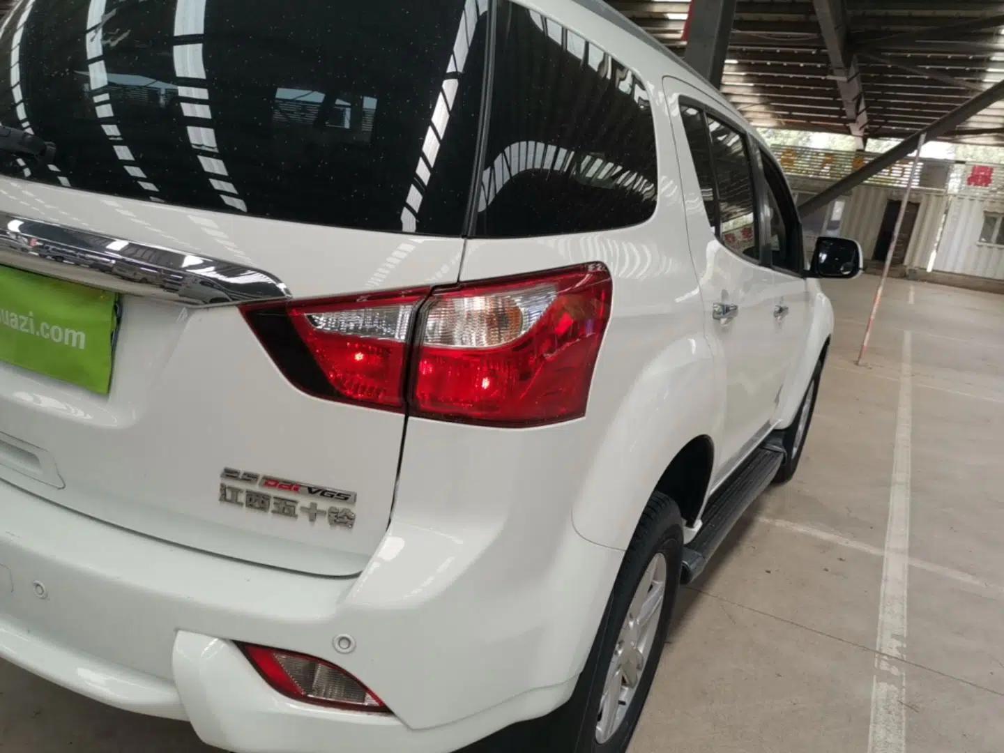 Isuzu mu-X 2017 2.5T Two-Wheel Drive Automatic Comfort Touring Version 7 Seats — миниатюра 7