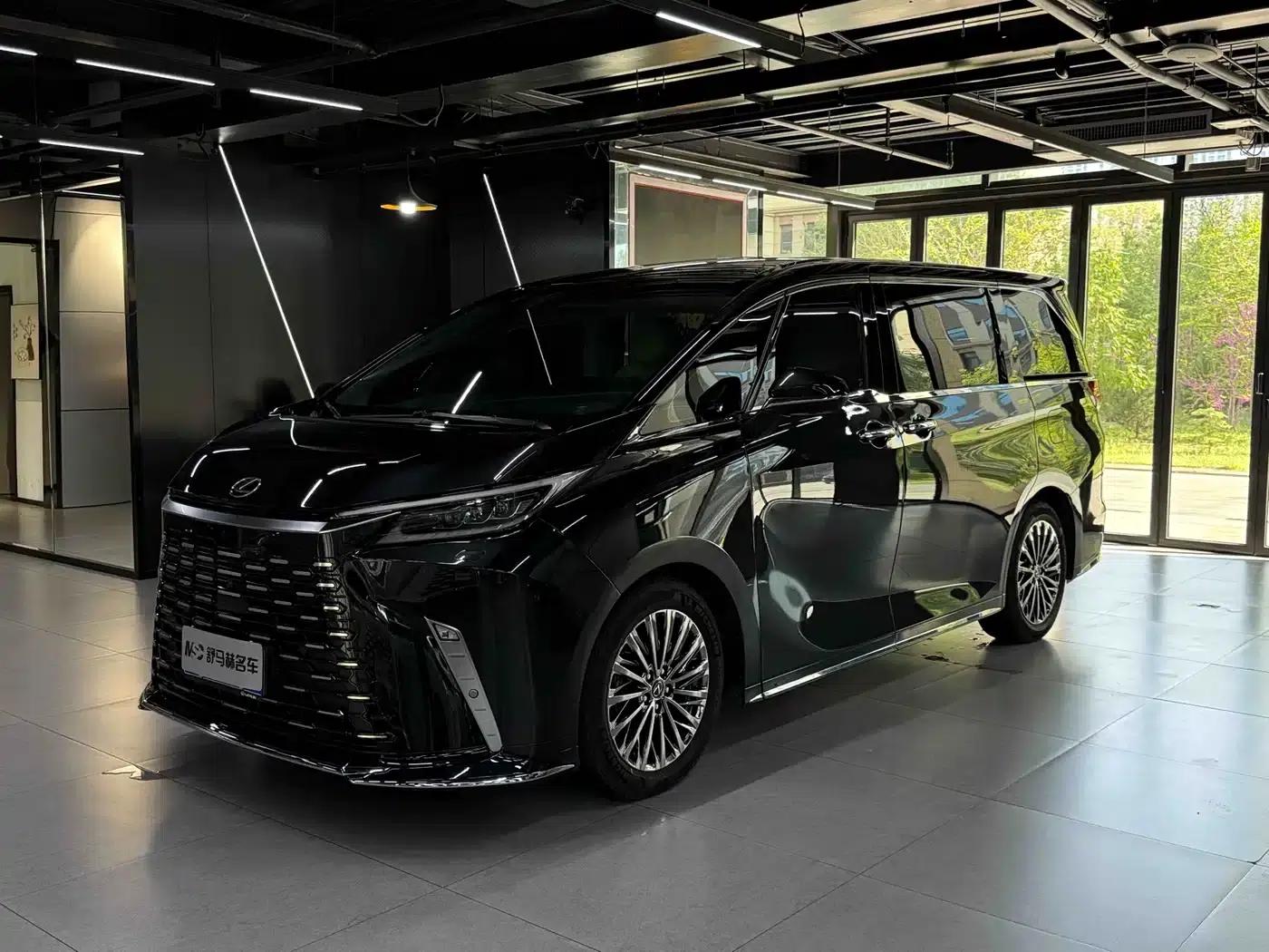 Lexus LM 2023 500h Six-Seat Premium Edition — миниатюра 1