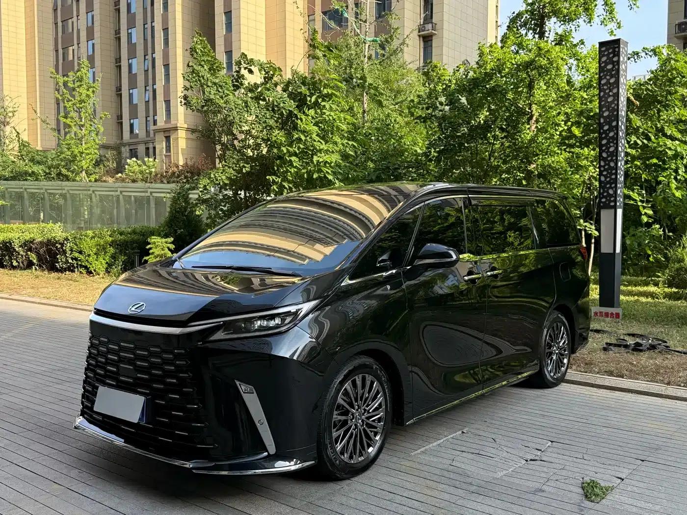 Lexus LM 2023 500h Six-Seat Premium Edition — миниатюра 2