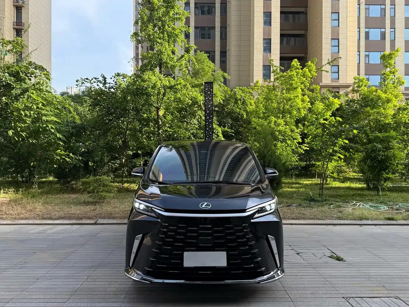 Lexus LM 2023 500h Six-Seat Premium Edition — миниатюра 3