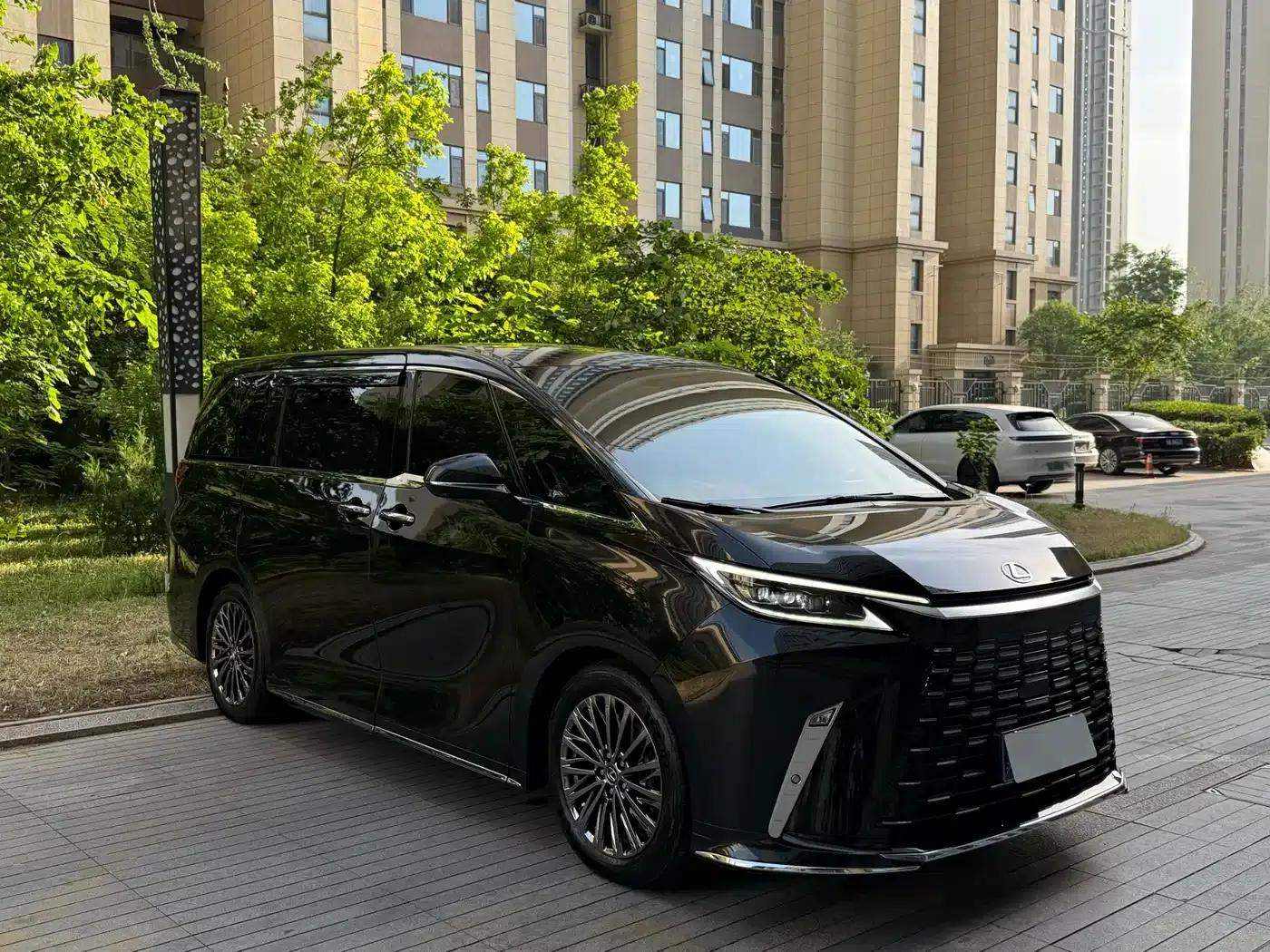 Lexus LM 2023 500h Six-Seat Premium Edition — миниатюра 4